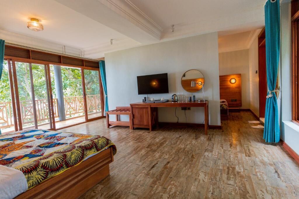 Executive-Dreibettzimmer, Balkon, Blick auf den Innenhof | Zimmersafe, schallisolierte Zimmer, kostenloses WLAN, Rollstuhlgeeignet