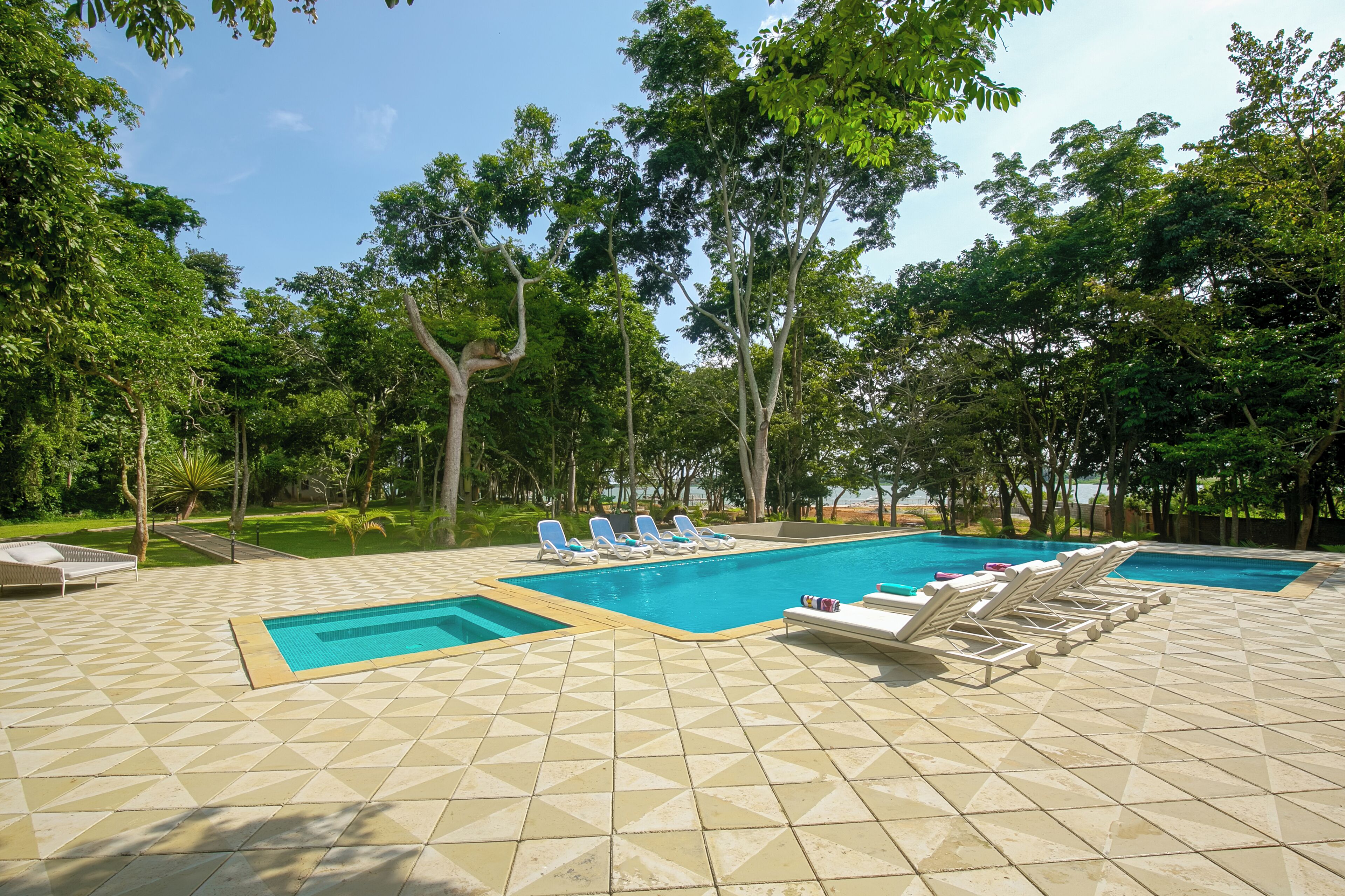 4 utendørsbassenger og solsenger