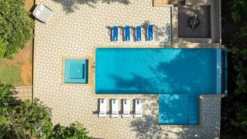 4 kolam renang outdoor, dengan kursi berjemur