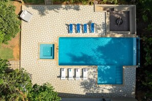 4 outdoor pools, pool loungers - sundiata beach resort (WAKISO)