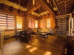 Familien-Suite, Balkon, Bergblick | Wohnbereich