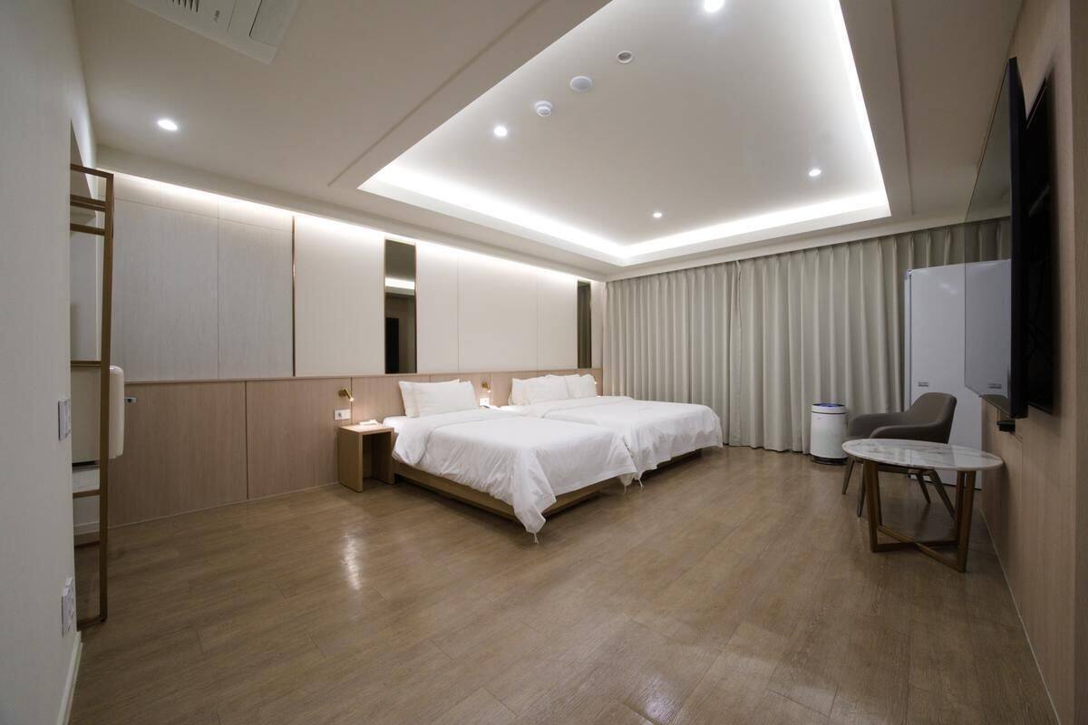 Een moderne hotelkamer met een groot bed, een bureau en een flatscreen televisie.