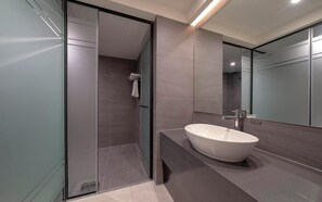 Deluxe dubbelrum | Badrum | Hårtork, handdukar, tvål och schampo