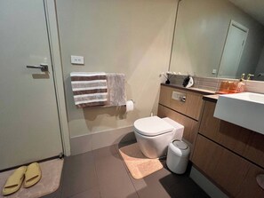 Room, 1 Bedroom, Smoking | Bathroom