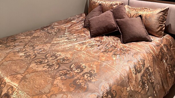 A bedroom with a bed, pillows, a headboard, and a wall-mounted painting. - Room-room in Melbourne CBD (Melbourne)