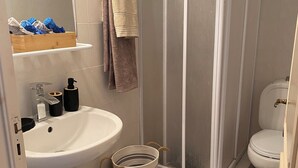 Haartrockner, Handtücher, Seife, Toilettenpapier