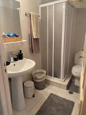 Hair dryer, towels, soap, toilet paper - Front of the sea Apartment in myrties beach (Mirties)