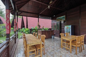 Outdoor dining - Kelingking Terrace Cottage (Penida Island)