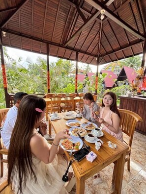 Outdoor dining - Kelingking Terrace Cottage (Penida Island)