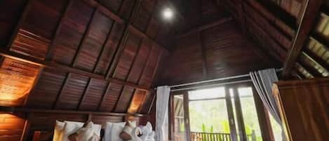 Chambre double, balcon, vue sur la cour intérieure | AccÚs au Wi-Fi (inclus), literie fournie