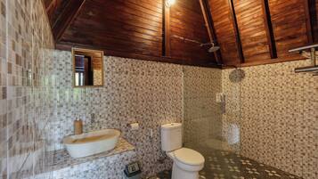 Kamar Double, balkon, pemandangan halaman | Kamar mandi