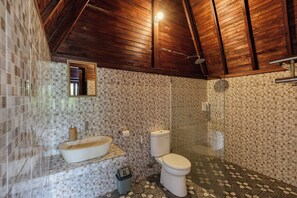 Chambre Double, balcon, vue cour intérieure | Salle de bain