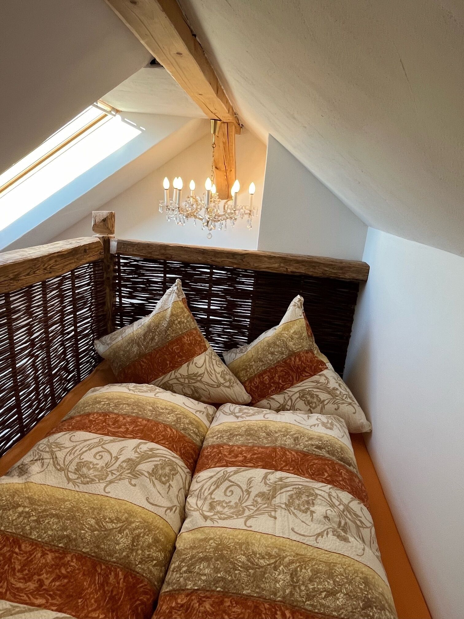 5 bedrooms, iron/ironing board, WiFi, bed sheets