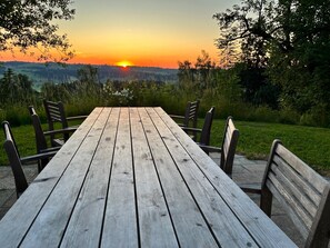 تناول الطعام بالخارج