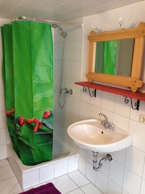 Shower, hair dryer, towels, soap - Fantastic farmhouse II in the Allgäu (Weiler-Simmerberg)