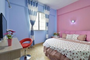 A bedroom with a bed, a desk, and a chair. - Xiamen Huahaijianju Hotel (Xiamen)