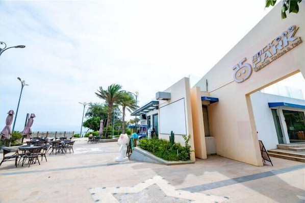 A beachfront hotel with outdoor seating and a clear view of the ocean. - Xiamen qing cha Hotel (Xiamen)