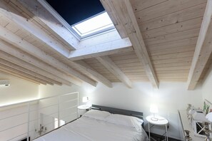 Desk, laptop workspace, iron/ironing board, free WiFi - Blue Diamond Suite (Como)