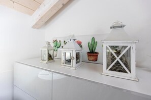 A white counter with three white lanterns and potted plants. - Blue Diamond Suite (Como)