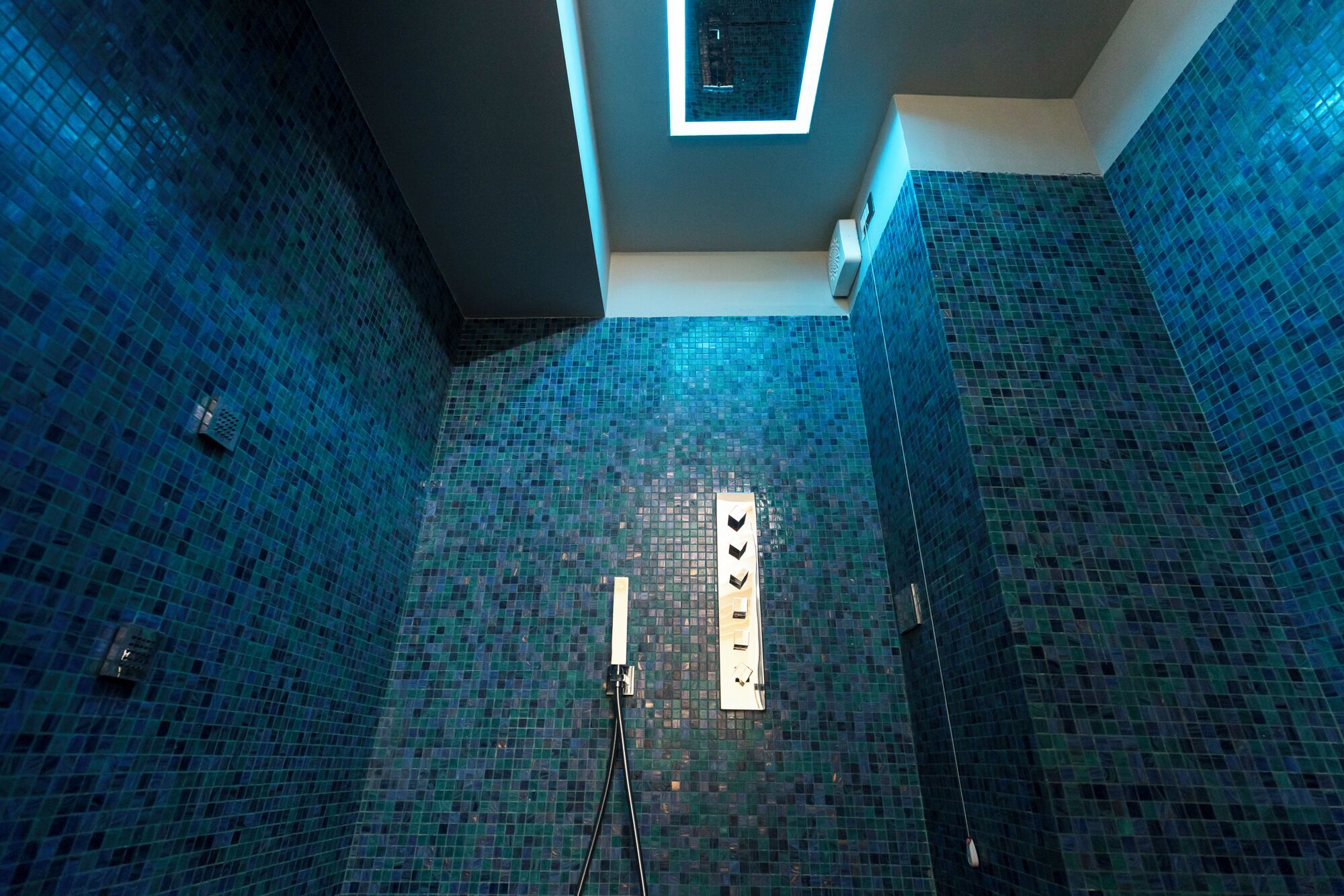 Buồng tắm vòi sen, đồ dùng nhà tắm miễn phí, máy sấy tóc, khăn tắm 