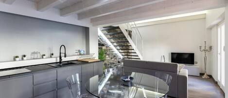 Deluxe-Apartment, Balkon, Stadtblick | Eigene Küche | Kühlschrank, Herdplatte, Wasserkocher, Toaster