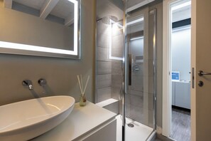 Shower, free toiletries, hair dryer, towels - Blue Diamond Suite (Como)