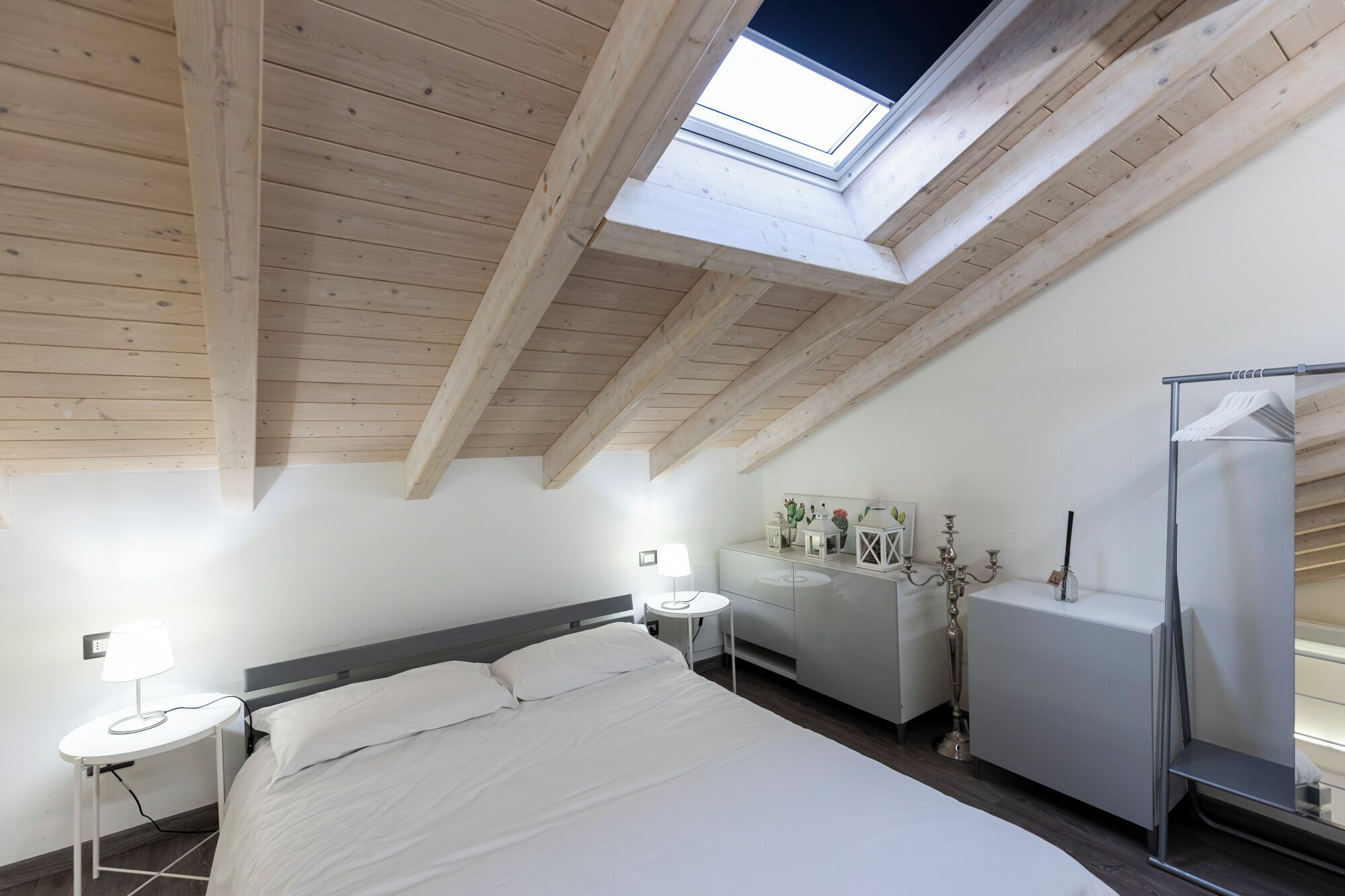 Bàn, khu vực làm việc phù hợp cho laptop, bàn ủi/dụng cụ ủi quần áo 