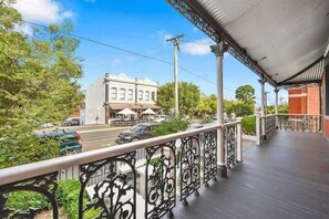Property grounds - Queen on Charles 4BR Large Luxury Home (Launceston)