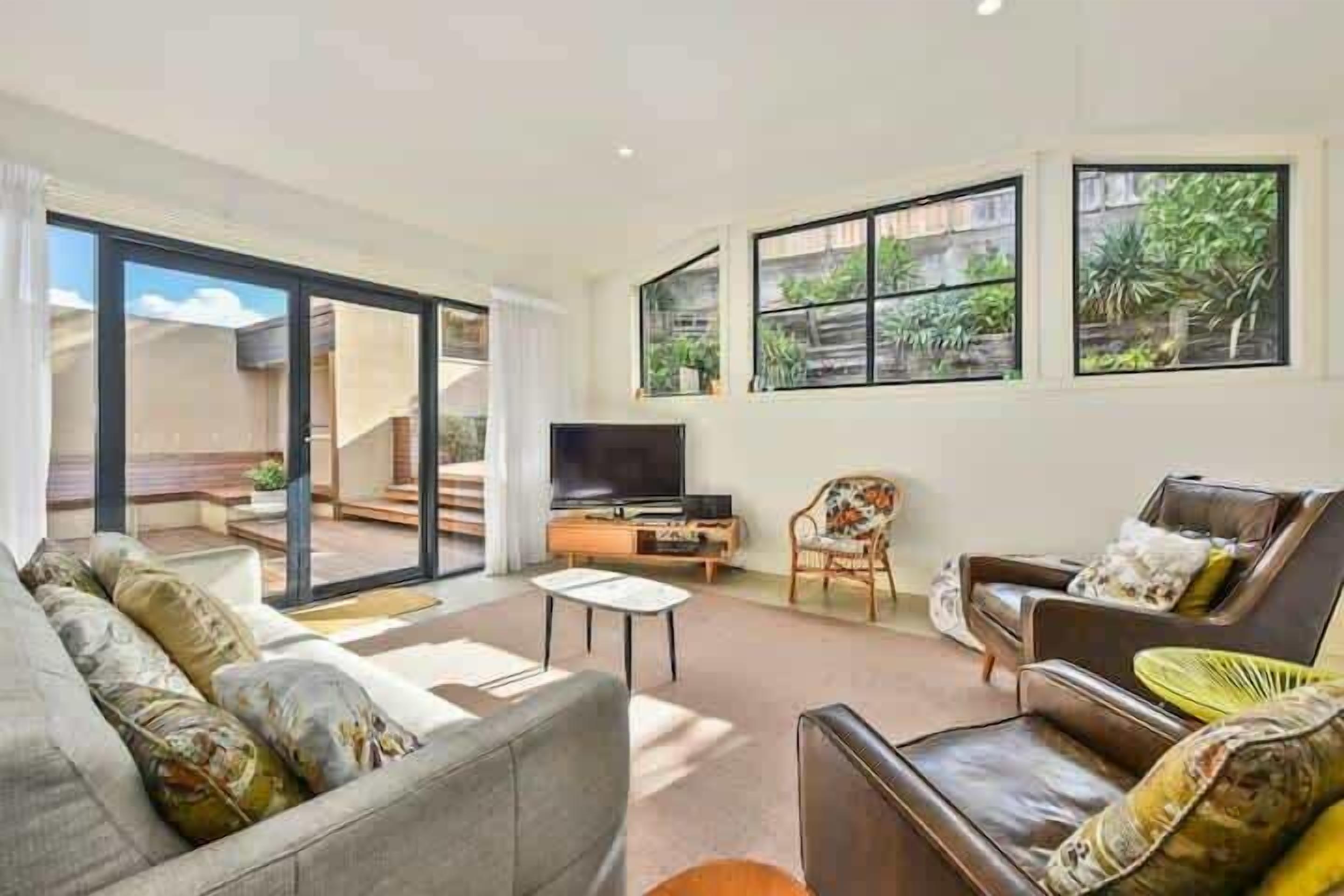 Televisión y oficina 