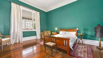 4 bedrooms, iron/ironing board, WiFi, bed sheets