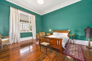 4 bedrooms, iron/ironing board, WiFi, bed sheets - Queen on Charles 4BR Large Luxury Home (Launceston)