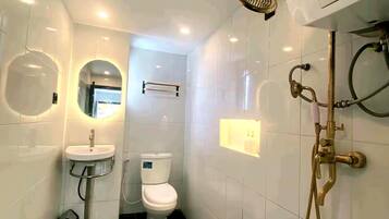 Comfort Cabin, Balcony, Mountain View | Bathroom