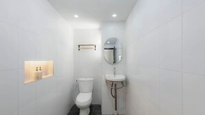 Comfort Cabin, Balcony, Mountain View | Bathroom | Bidet, towels - Lovia Villa Dieng (Kejajar)