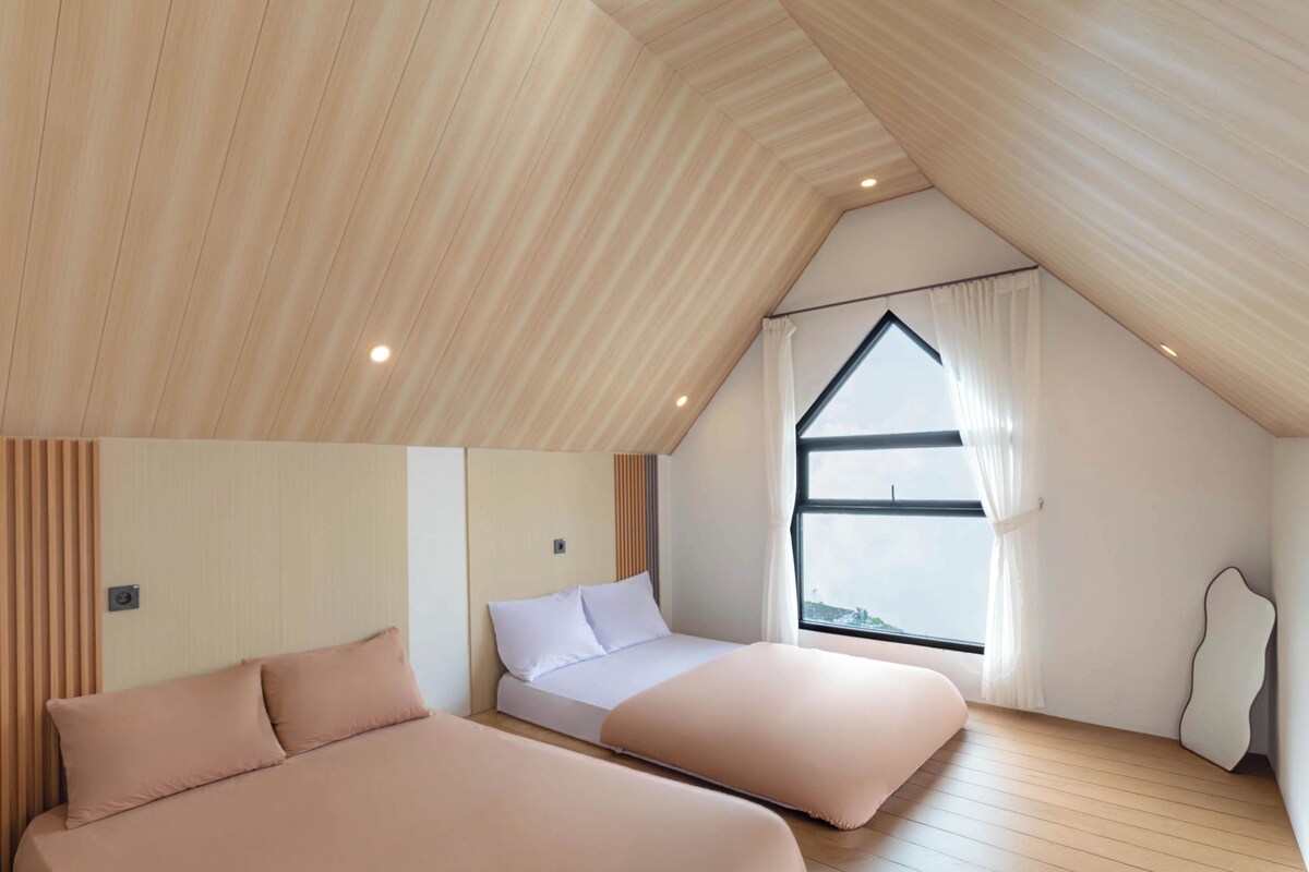 Comfort Cabin, Balcony, Mountain View | WiFi (free), bed sheets
