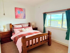 Room - Quiet Farm-Style Retreat with Scenic Views (Durham Lead)