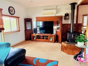 Living area - Quiet Farm-Style Retreat with Scenic Views (Durham Lead)
