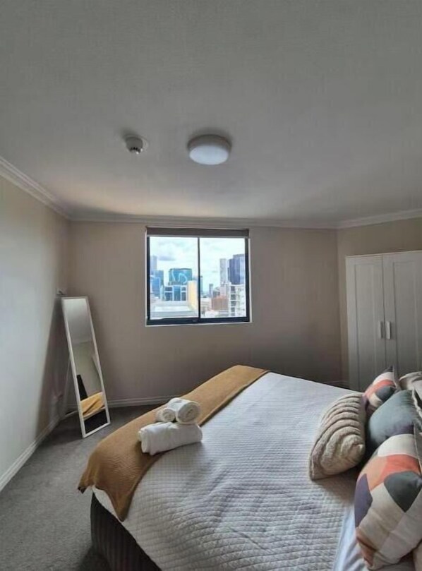 Iron/ironing board, WiFi, bed sheets