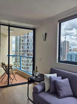 TV - Brisbane City CBD Apartment w/ Pool, Gym & Parking (Brisbane City)