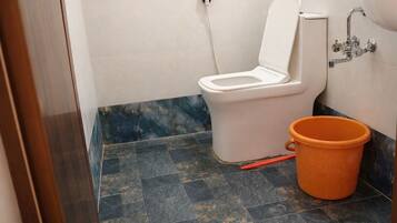 Cottage Standar, pemandangan halaman | Kamar mandi | Handuk dan sabun