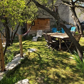 Outdoor dining - La Bergerie d'Hélène (Salles-sous-Bois)