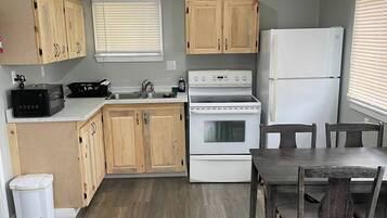 Micro-ondes, plaque de cuisson, cafetière/bouilloire, grille-pain