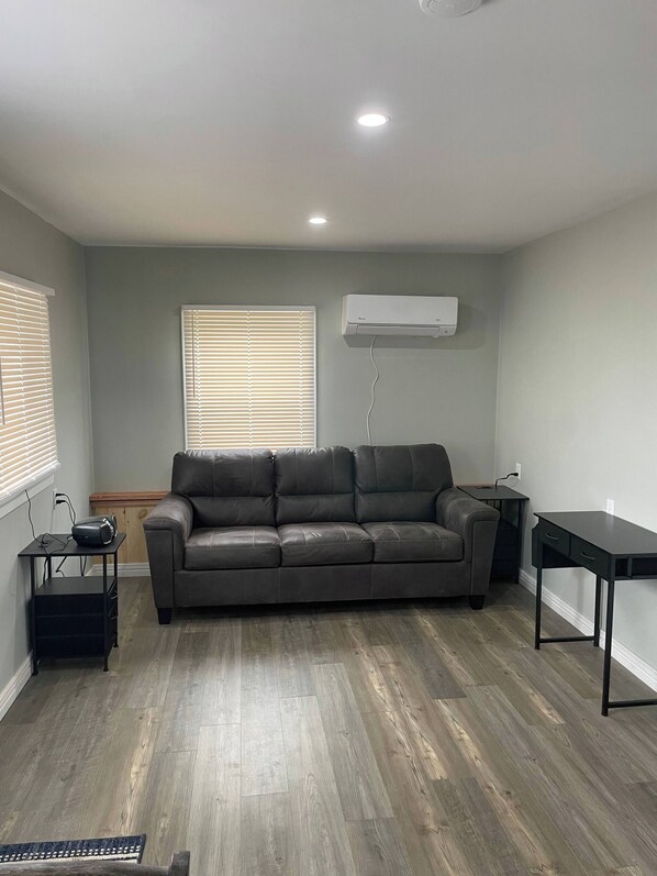 TV, books - Oakhill Oasis guest house (Oak Hill)