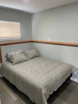 Iron/ironing board, internet, bed sheets, wheelchair access - Oakhill Oasis guest house (Oak Hill)