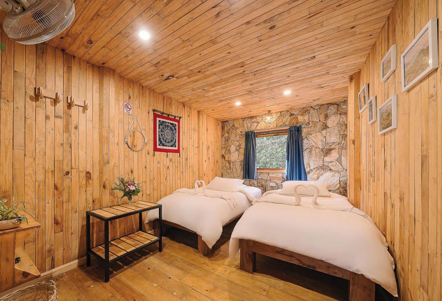 Chambre avec lits jumeaux, vue sur le jardin | Décor unique, ameublement unique, bureau