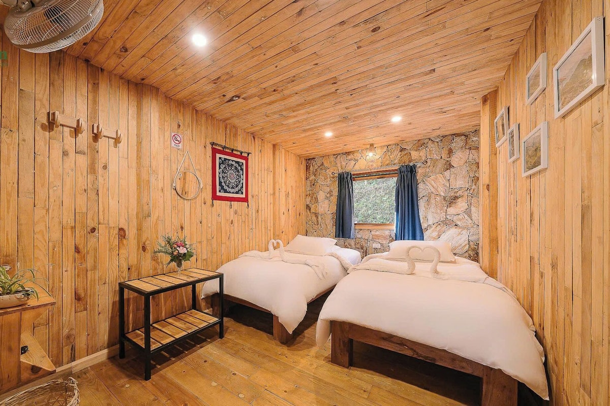 Chambre avec lits jumeaux, vue sur le jardin | Décor unique, ameublement unique, bureau