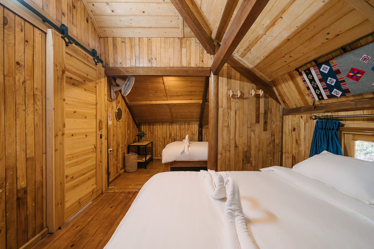 Kolmen hengen standard-huone | Yksilöllisesti sisustettu, yksilöllisesti kalustettu, työpöytä