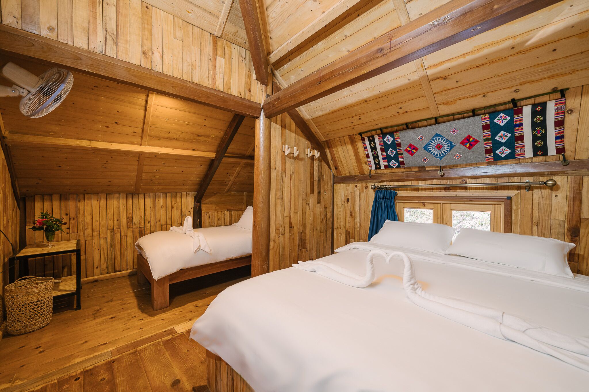 Chambre triple Standard | Décor unique, ameublement unique, bureau