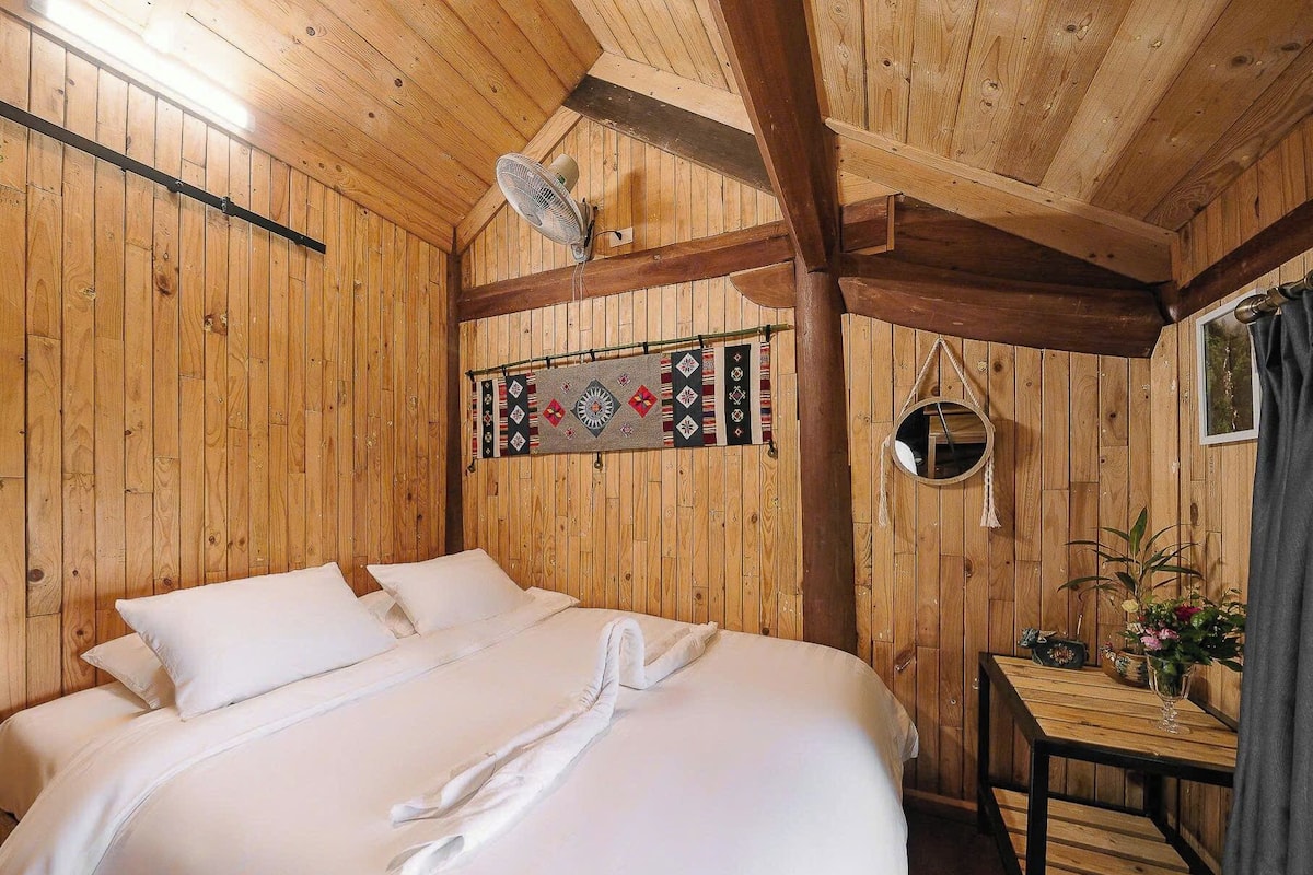 Tweepersoonskamer, uitzicht op bergen | Gratis wifi, beddengoed