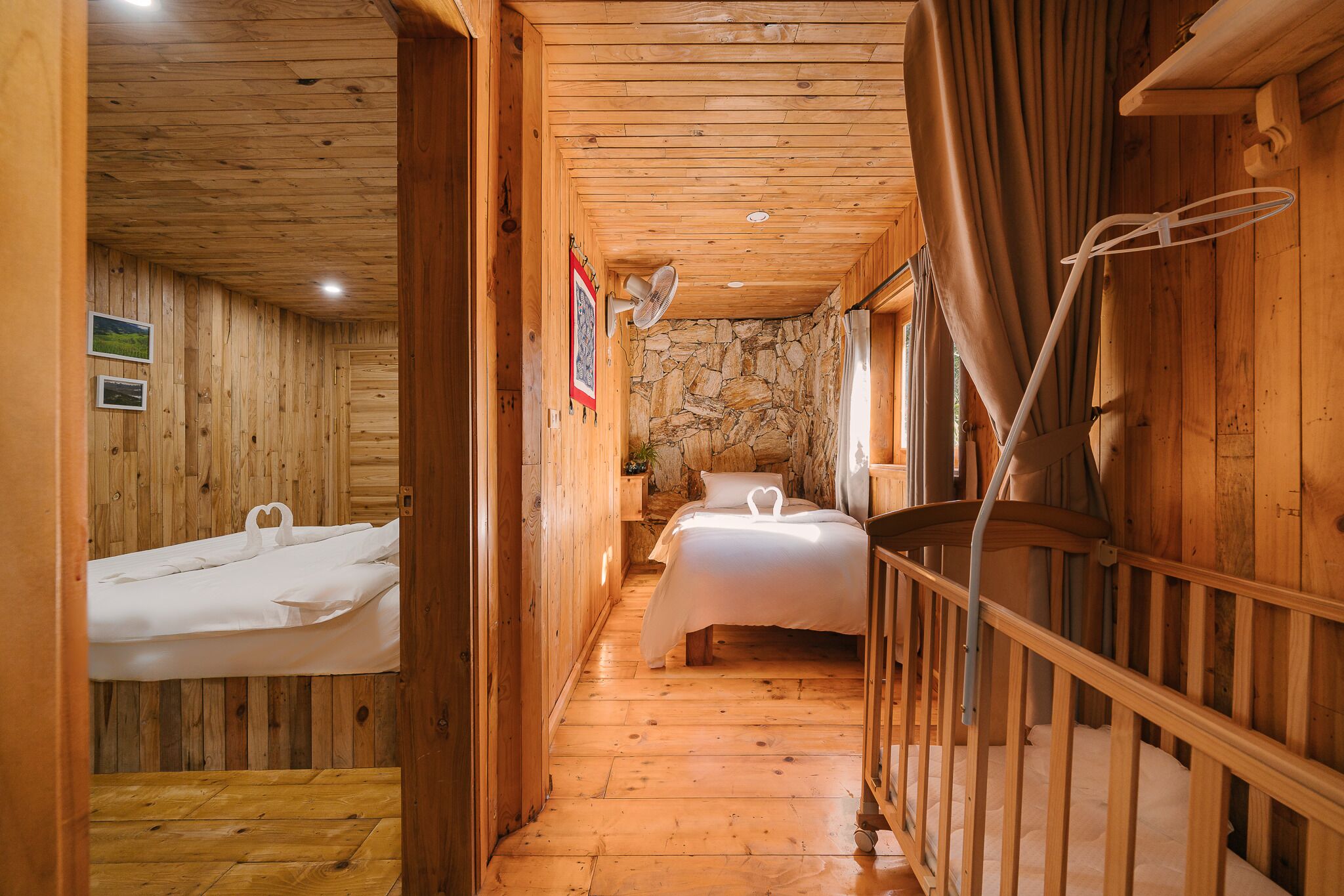 Kolmen hengen deluxe-huone | Yksilöllisesti sisustettu, yksilöllisesti kalustettu, työpöytä