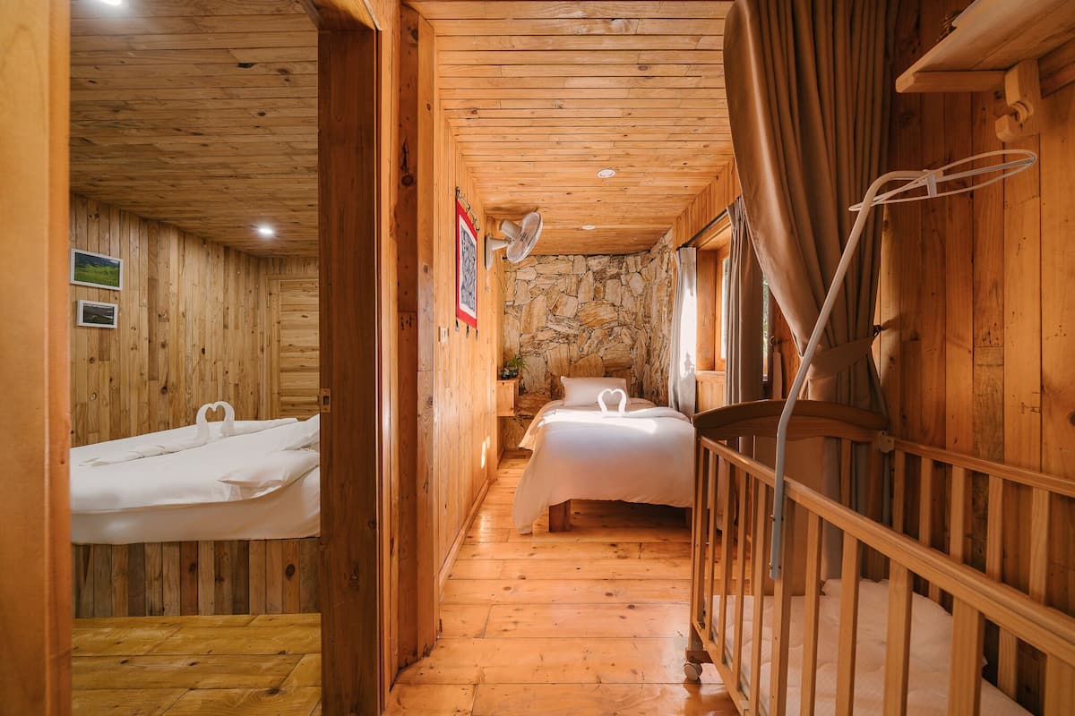 Kolmen hengen deluxe-huone | Yksilöllisesti sisustettu, yksilöllisesti kalustettu, työpöytä